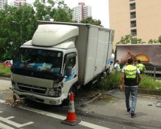 貨車飛越對面線。林思明攝