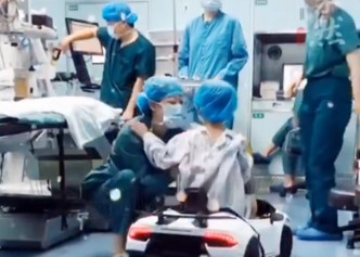 醫院用玩具車接孩子進手術室。微博影片截圖