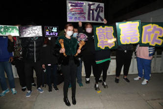 昨晚嘉欣獲約20多位粉絲舉燈牌守候電視城門外。