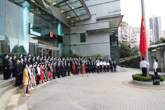 外交部驻港公署举行七一升旗仪式。网上图片