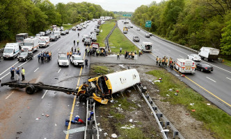 事故发生的80号州际高速公路相关路段随后封闭。 美联社