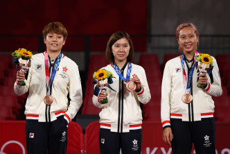 杜凱琹(左起)、李皓晴及蘇慧音站上奧運頒獎台。 Reuters