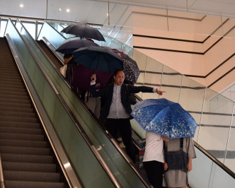 3名被告其后在雨伞及友人保护下离开法院。