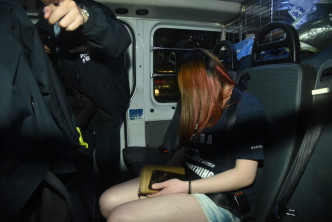 警方拘捕一名同行的女子。