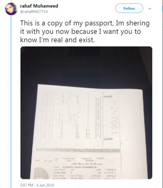 她贴出护照副本，表示自己真的存在。Rahaf Mohammed twitter