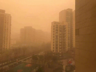 北京遇严重沙尘暴，早晨犹如黄昏。