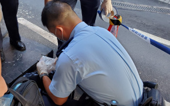 警员在男子的背囊内检获一些药物。