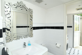 浴室設計時尚，全室以白色磚材作鋪設。