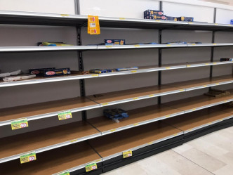 意大利民众抢买物资淘空超市。AP