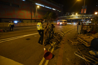 防暴警察到场清理路障