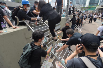 示威者佔據金鐘夏愨道東西行線。
