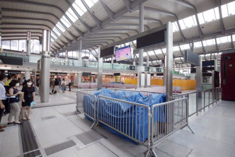 乘客将来在东铁綫月台下车后，要乘电梯到车站大堂，经走廊到新月台的西铁綫上车。