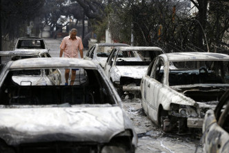 希臘雅典山火多人逃離期間困汽車葬火海。AP