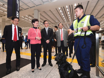 林郑月娥探访在机场当值的职员。新闻处