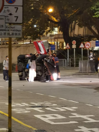多名街坊合力救人。图：全心荃湾fb