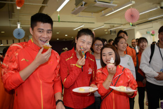 （左起）傅海峰、丁宁与李珊珊三位奥运星将出席交流活动。王嘉豪摄