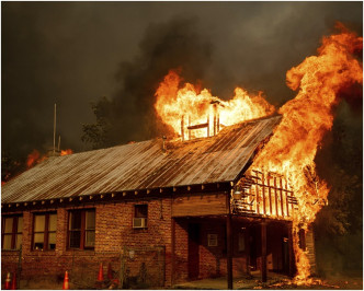 已有500所房屋被燒燬。AP
