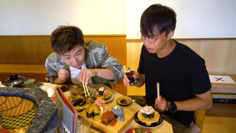 吴业坤与周奕玮「清晒」所有寿司。