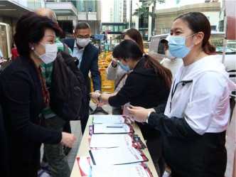郑翔玲（左一）呼吁市民签名支持人大决定。