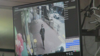 鄰近商鋪的閉路電視拍攝到賊人逃走。