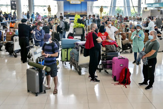 泰國重啟觀光業，機場再見大批旅客。AP