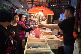 陳凱欣指今日的食材價格與平日相若，只是鮮魚價略貴。