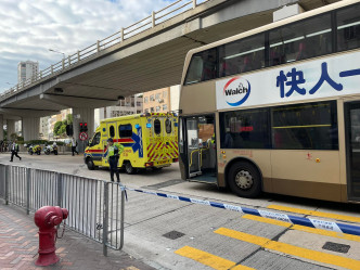 巴士撞到女途人，救护车到场将伤者送院。网民Iczer Lee图片