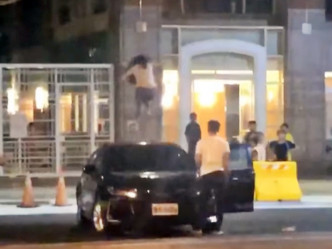 该名女子怒气冲冲地爬上车顶，而且跳上跳下。「台南爆料公社-台南最大社团」Facebook影片截图