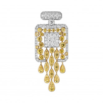 N°5 Signature Bottle胸針，以黃金及白金鑲嵌黃色藍寶石及鑽石。（$594,500）