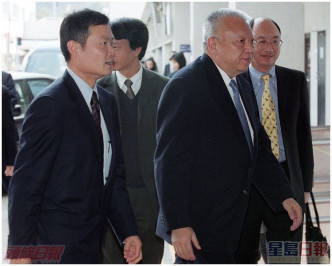 何兆煒（左）曾陪同特首董建華巡視威院探望前綫醫護人員。資料圖片