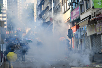 警方于黄大仙双凤街施放催泪弹。