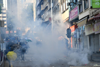 警方於黃大仙雙鳳街施放催淚彈。