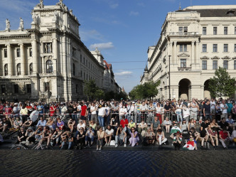 大批示威者齐集在布达佩斯的英雄广场。AP
