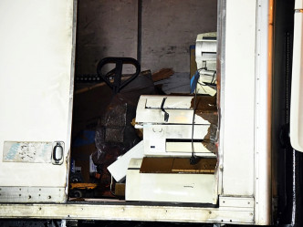 货车内载有冷气机等回收物品。