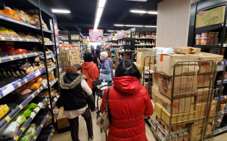 超市內一箱箱消毒用品未及放上架已被搶購一空。