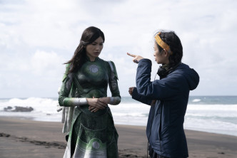金像華裔導演趙婷（右）首次執導漫威電影。