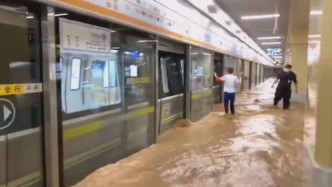 郑州地铁严重水浸。网图