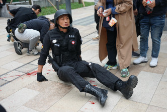 新加入的黄德斌饰演拆弹组成员，执行任务时遭恐怖份子狙击，中枪倒地。