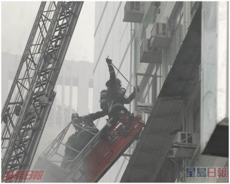 消防员用铁笔破窗，疏导充斥大厦内浓烟，并抢救被困住客。资料图片