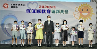 楊潤雄頒發獎狀予「『守法』及『同理心』海報設計比賽」得獎者。 政府圖片
