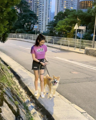 沈月拖住Akio去散步。