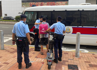 男子因非法駕駛電動車被捕。警方圖片