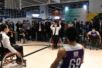 罗致光与陈智思试以轮椅在篮球场打波。