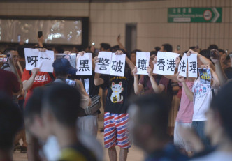有球迷組成人鏈舉抗議標語支持示威者