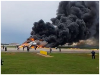 客機燒成火球。網圖