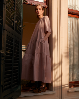剪裁鬆身的娃銈連身裙/售價待定/Weekend Max Mara。