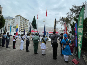 12队青少年制服团体参与步操及进行升旗礼。