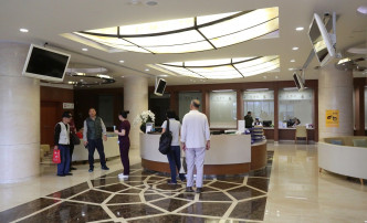 卢宠茂表示，为了保证医院的正常运作，疫情期间港大派出的约30至40名员工已常住在深圳。资料图片