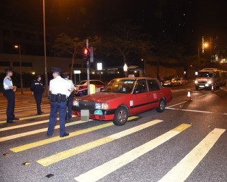 兩名外籍醉酒男子乘的士拒付車資，打傷司機後逃去。