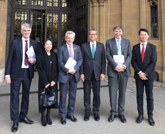 陳茂波（右三）訪問倫敦時，與英國國會跨黨派中國事務小組成員會面，簡介香港形勢的最新情況。